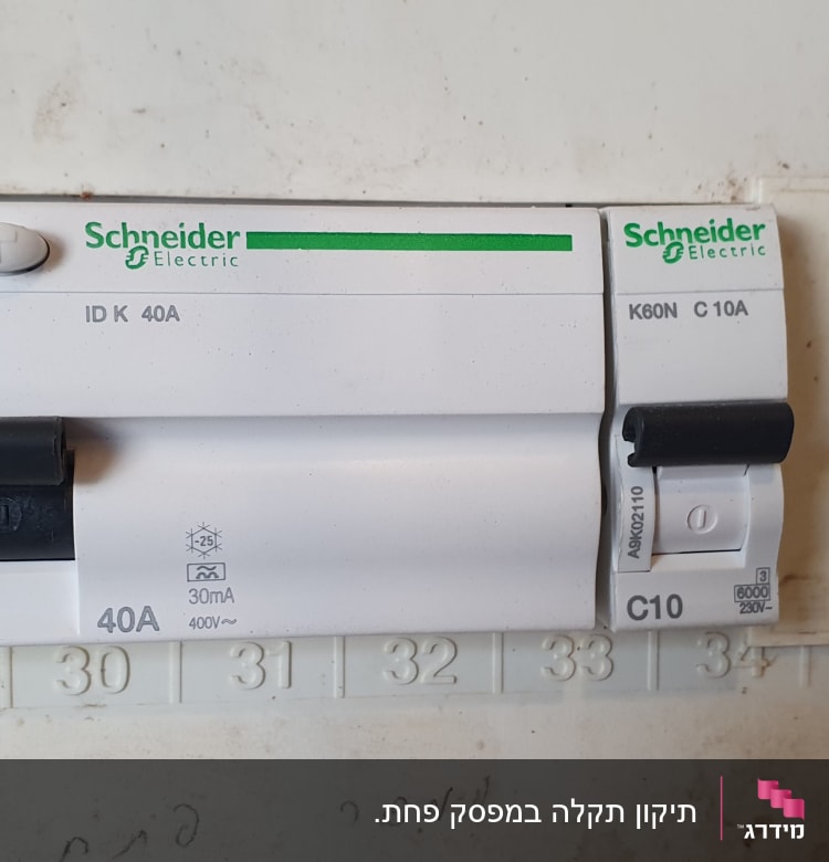 מפסק חשמלי של שניידר אלקטריק עם מתגים